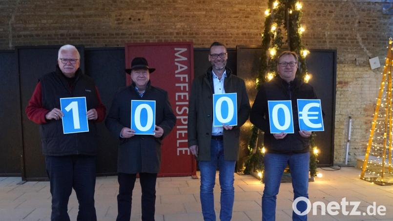 Spendenübergabe an den Förderverein Maffeispiele e. V. durch die Raiffeisenbank Auerbach-Freihung. Bild: Raiffeisenbank Auerbach-Freihung