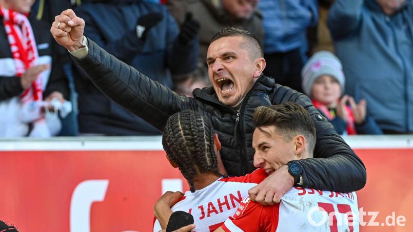 Lange Jahre war Mersad Selimbegovic Jahn-Trainer. Am Samstag empfängt er mit seiner Alemannia aus Aachen seinen Ex-Klub. Archivbild: Armin Weigel/dpa
