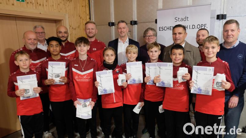 Unbesiegt gewann die Fußball-E-Jugend des SCE die Meisterschaft der Saison 2024/25. Bei der Sportlerehrung gratulierten dem Team und den Trainern die Bürgermeisterriege, die Vertreter des Stadtverbandes und SCE-Sportvorstand Michael Brüchner. Bild: do