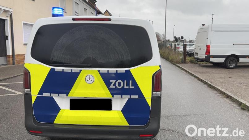 Mit ihrem Fahrzeug sicherten Einsatzkräfte des Zolls die Steinberger Straße ab. Ein 84-Jähriger touchierte den Bus mit seinem Auto. Bild: POMin Schlee, PI Schwandorf