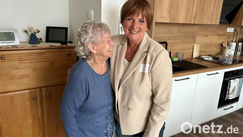Quartiersmanagerin Petra Brenner und Gisela Gläser, die im Seniorengemeinschaftshaus in Eslarn eine Wohnung bezogen hat und sich in dem Haus sehr wohl fühlt. Bild: ck