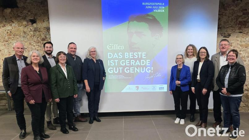 Auf die Vilsecker Burgfestspiele im nächsten Jahr freuen sich (von links): Norbert Neugirg (okticket), Kultur- und Tourismusbeauftragte Adolfine Nitschke, Lolamannen-Vorsitzender Dominik Gruber, Regieassistentin Maria Schendzielorz, Regisseur Bernhard Neumann, Regieassistentin Maria Friedrich, Kathrin Schmidt (Sparkasse AS), Autorin Gerda Stauner, Sonja Kalb (Sparkasse AS), Bürgermeister Hans-Martin Schertl und Kostümbildnerin Beate Stock. Bild: rha