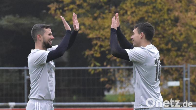 Spielertrainer Patrick Greindl (links) zuletzt beim Derbysieg gegen den TSV Detag Wernberg II. Der Nabburger bleibt auch in der kommenden Saison Trainer der SG Wernberg II/Weihern. Bild: Hans Mark