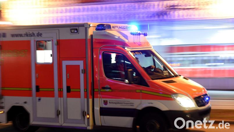 Das Mädchen wurde an einem Kreisverkehr überrollt. (Symbolbild) Bild: Carsten Rehder/dpa