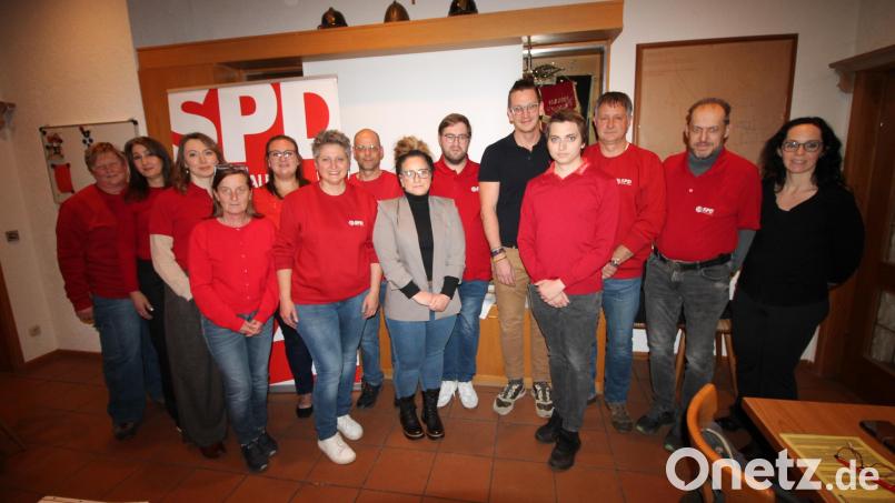 Mit einer kompletten und geschlechterparitätischen Liste tritt die Schwarzenbacher SPD zur Kommunalwahl an. Als Bürgermeisterkandidatin nominiert sie Anja Kirschsieper (Sechste von links). Rechts Vizelandrätin Karolina Forster. Bild: Bernhard Piegsa
