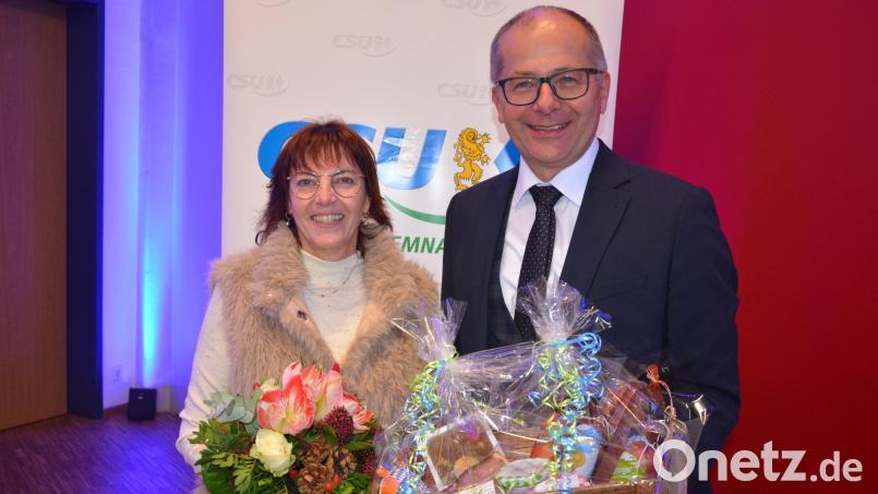 Mit fast 100 Prozent wurde Roman Schäffler erneut als CSU-Kandidat für die Bürgermeisterwahl in Kemnath nominiert, dazu gratulierte seine Ehefrau Petra. Bild: jr