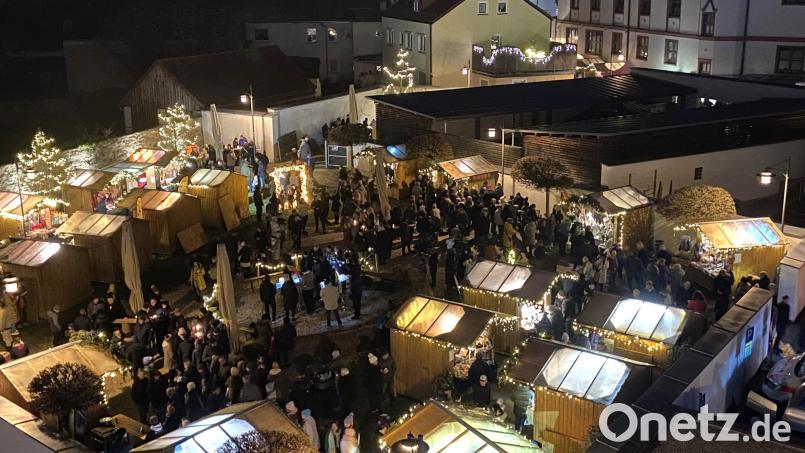 In der Parkanlage „Neue Gärten“ findet der Waldsassener Weihnachtsmarkt statt. 42 Anbieter bieten ein breites Sortiment zum Kaufen, aber auch zum Genießen. Archivbild: Stadt Waldsassen/exb