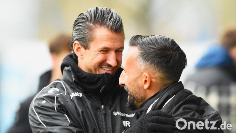 Weidens Trainer Michael Riester (links), hier mit Kollege Oliver Gorgiev vom FC Ingolstadt II, sehnt sich mit seiner Mannschaft nach mehr Konstanz. Bild: Gerhard Büttner