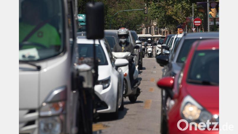 Im Zentrum Palmas gibt es seit Jahresbeginn eine Umweltzone, in die Urlauberautos mit ausländischem Kennzeichen - auch wenn sie schadstoffarm oder sogar elektrisch sind - nicht einfahren dürfen. (Archivbild) Bild: Clara Margais/dpa