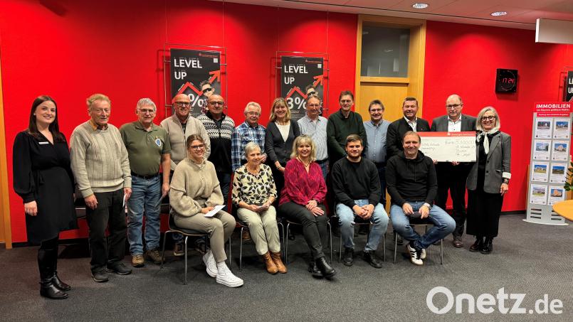 Im Beisein von Bürgermeister Rainer Rewitzer (Dritter von rechts) überreicht Vorstandsmitglied Johann Zach (Zweiter von rechts) gemeinsam mit stellvertretender Filialdirektorin Monika Höllerer (rechts) und Kundenberaterin Stephanie Hartwich (links) einen symbolischen Spendenscheck an die Vertreter der Vereine und Organisationen in Pleystein. Bild: Sparkasse Pleystein