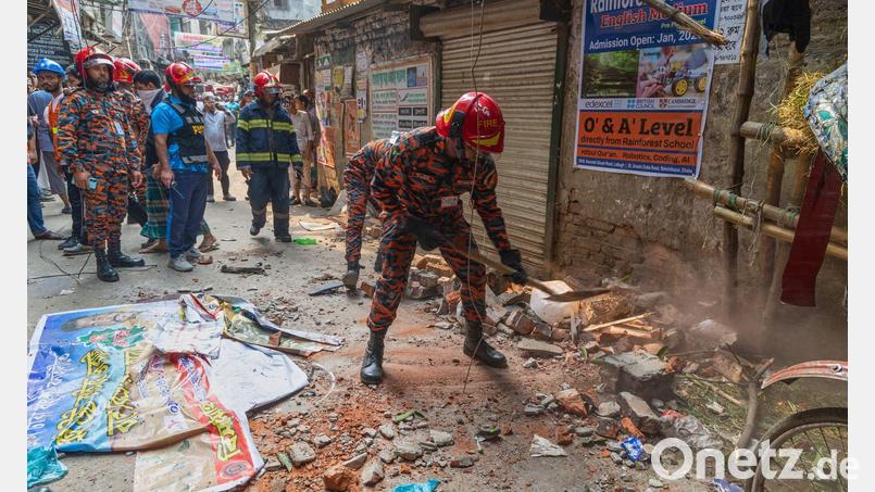 Ein Rettungsdienst-Mitarbeiter räumt nach einem Erdbeben die Trümmer von eingestürzten Gebäudeteilen weg. Bild: Abdul Goni/AP/dpa