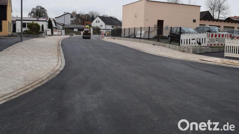 Die Arbeiten im Bauabschnitt I der Neunaigner Straße sind abgeschlossen. Nach dem Asphaltieren ist die Straße wieder befahrbar. Bild: bnr
