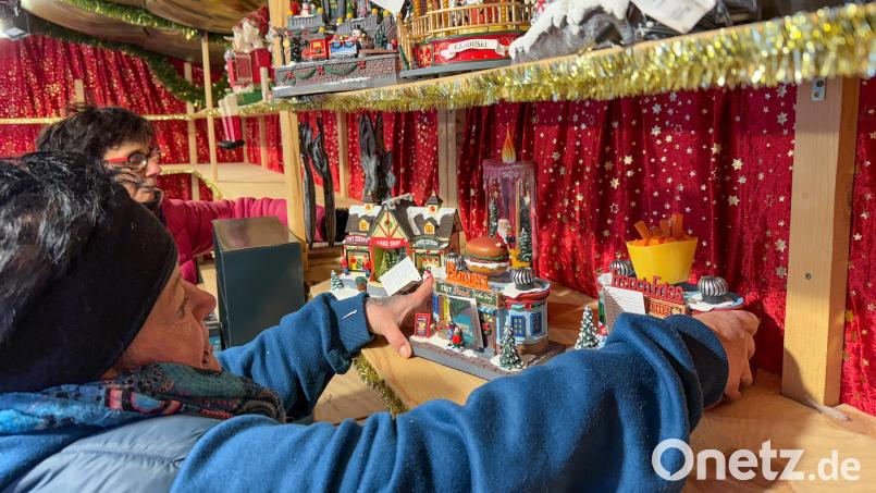 Die Buden werden bereits liebevoll dekoriert. Bald geht es los mit dem Weihnachtsmarkt am Marktplatz in Amberg. Bild: Petra Hartl