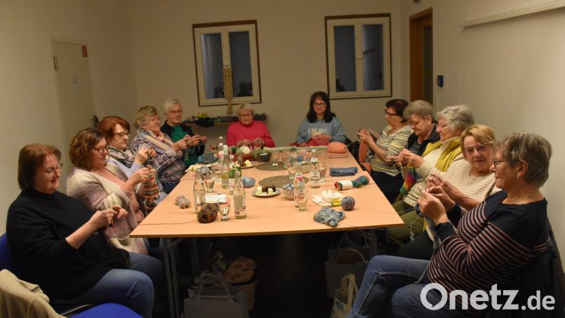 Die &quot;Flotten Nadeln&quot; sind eine Gruppe von insgesamt 20 Frauen, die sich zum gemeinsamen Handarbeiten treffen. Die gesellige Runde hat damit bereits viel Hilfe geleistet, denn ihre Strickereien gehen bis nach Tansania, wo sich arme Kinder darüber freuen. Bild: ubb