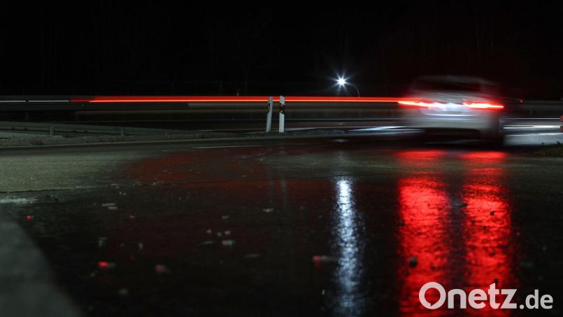 Wer in den kommenden Tagen auf Bayerns Straßen unterwegs ist, sollte sich vor Glätte in Acht nehmen. (Symbolbild) Bild: Karl-Josef Hildenbrand/dpa