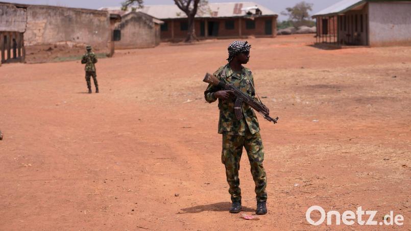 Sowohl kriminelle Banden als auch Terrormilizen entführen immer wieder Schulkinder in Nigeria. (Archivbild) Bild: Sunday Alamba/AP/dpa