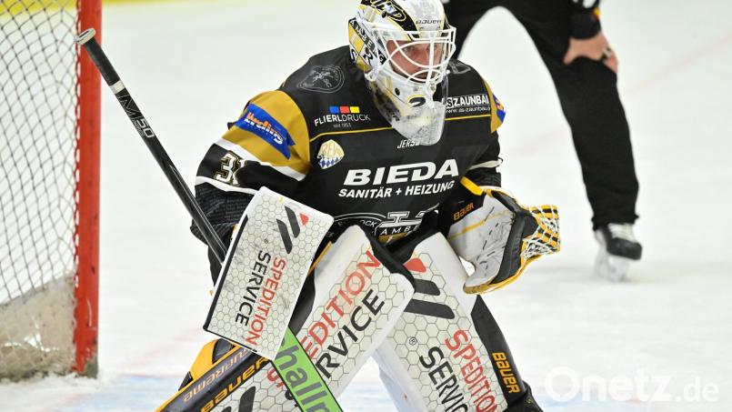 Goalie Lucas Di Berardo, hier im Spiel gegen Schweinfurt, erwies sich im Spiel gegen Miesbach wieder einmal als starker Rückhalt. Archivbild: Hubert Ziegler