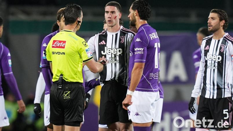 Juventus-Spieler Dusan Vlahovic (M) wurde im Spiel gegen seinen Ex-Club AC Florenz von Fans rassistisch beleidigt. Bild: Massimo Paolone/LaPresse/AP/dpa