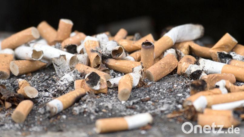 Billionen von Zigarettenkippen landen jedes Jahr in der Umwelt. (Symbolbild) Bild: Ralf Hirschberger/dpa-Zentralbild/dpa
