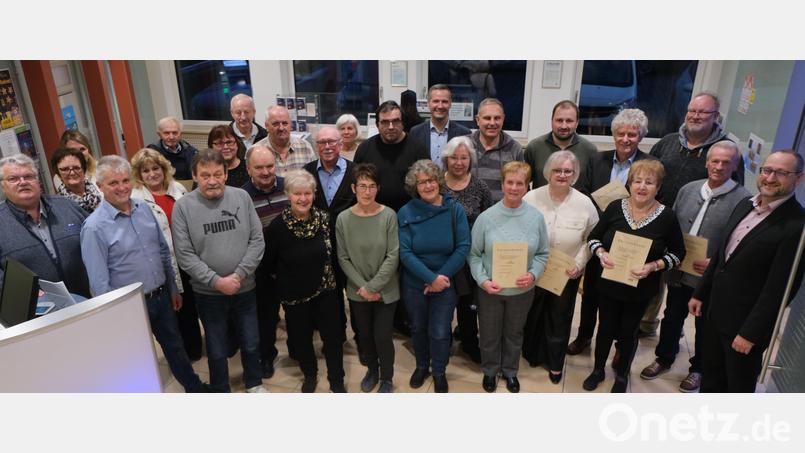 Für 30, 40, 50 und 60 Jahre Treue ehrte die Raiffeisenbank viele Jubilare. Bild: Fred Lehner