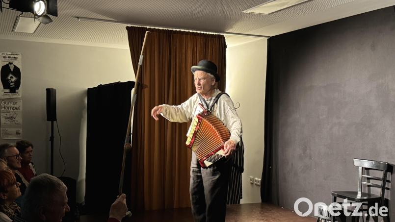 Der österreichische Kabarettist Werner Steinmassl gastierte am Freitagabend mit seinem feinsinnigen Karl-Valentin-Programm auf der Kleinkunstbühne der Futura 87. Bild: mgo