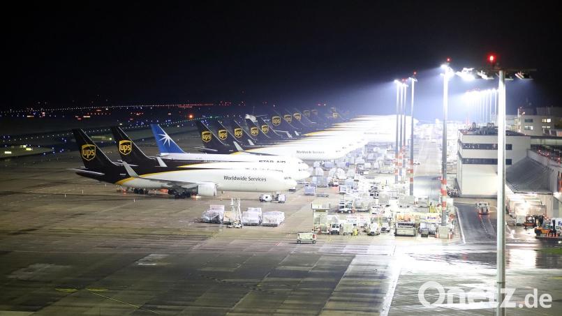 Wegen Blitzeis wurde der Flugbetrieb am Flughafen Köln/Bonn am Nachmittag für 45 Minuten unterbrochen. Bild: Sascha Thelen/dpa