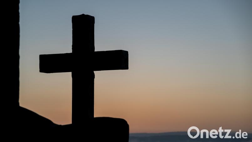Die Gemeinde Floß trauert um Hilda Paternoster, die als liebevolle Betreuerin und starke Stütze in ihren Familien bekannt war. Symbolbild: Harald Tittel/dpa