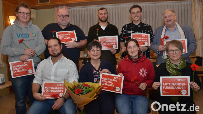 Mit der Heilpädagogin Monika Zintl (vorne, Zweite von links) als Bürgermeisterkandidatin geht der SPD-Ortsverein in den Kommunalwahlkampf. Sie kann sich auf den Ortsverein verlassen, der zu 100 Prozent hinter ihr steht. Bild: dob