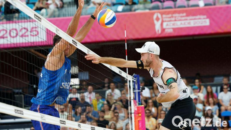 Téo Rotar aus Frankreich blockt den Schlag von Clemens Wickler (r) im Spiel um Platz drei. Bild: James Elsby/AP/dpa