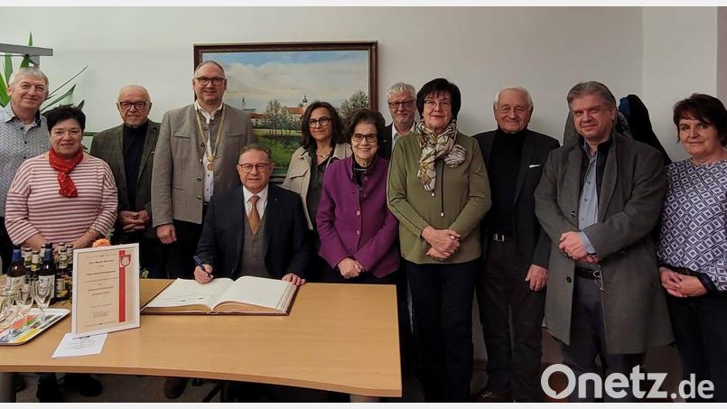 Harald Puckschamel (vorne sitzend) bekam von Bürgermeister Richard Kammerer (Vierter von links) im Rathaus die Ehrenamtsurkunde. Bild: Markt Mantel/exb