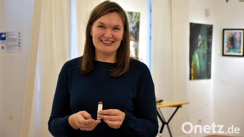 Anja Stock zeigt einen selbstgemachten Lippenstift. Nach der Geburt ihrer Kinder hat sie mit der Herstellung von Kosmetik begonnen. Sie wollte sicher sein, alle Zutaten zu kennen, die sie für die Pflegeprodukte ihrer Kinder verwenden muss. Bild: ubb