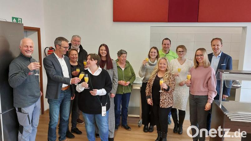 Der schnelle, reibungslose Umbau der Mensa feierten mit einem Glas Sekt (von links) Helmut Maul (Elektro Maul), Peter Achatzi (Bürgermeister), Irina Teichrieb (Shapeschool), Hermann Rösl (Bauunternehmer), Michaela Neubauer (Shapeschool), Stepanka Paskova (Prokuristin Shapeschool), Gabi Lindner (Mensa-Betreuung), Lara Söhnlein (Bauamt), Birgit Molitor (Direktorin), Alexander Staudte (Bauamt), Natalia Neumeier (Gemeinde Neukirchen), Jana Pilhofer (Elternbeirat) und Stephan Tischler (Schulamtsdirektor). Bild: mfh
