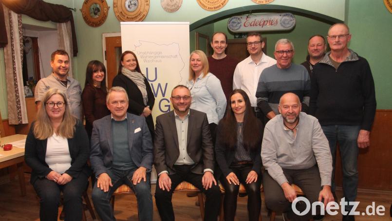 Die UWG schickt wieder Markus Bauriedl (sitzend, Mitte) als Bürgermeisterkandidat ins Rennen. Bild: pi