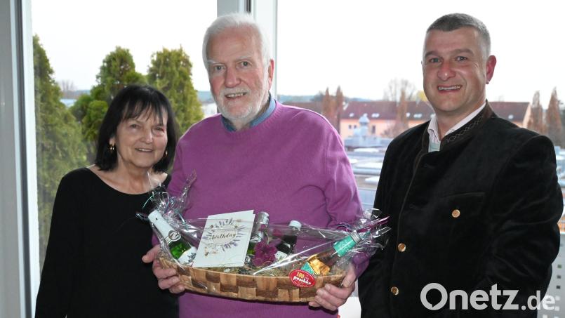 Immo Wimmer (Mitte) und seine Frau Gabi freuten sich über die Glückwünsche von Dietmar Schaller, Vorsitzender des Männergesangvereins und Pirker Bürgermeister. Bild: kki