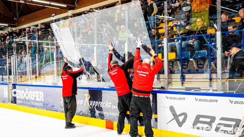 Mitte des zweiten Drittels ging eine Scheibe zu Bruch und konnte binnen 90 Minuten nicht ausgetauscht werden. Bild: Elke Englmaier