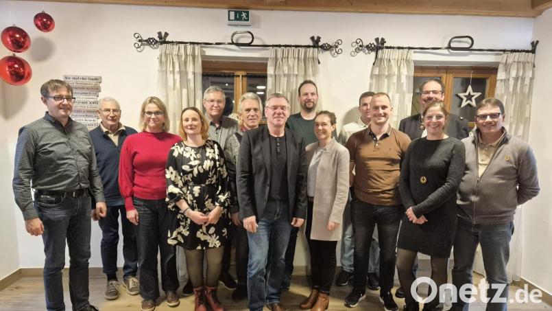 14 Kandidaten der FWG Parkstein um Bürgermeister Reinhard Sollfrank (Siebter von links) stellen sich zur Kommunalwahl. Bild: Alex Mückl/exb