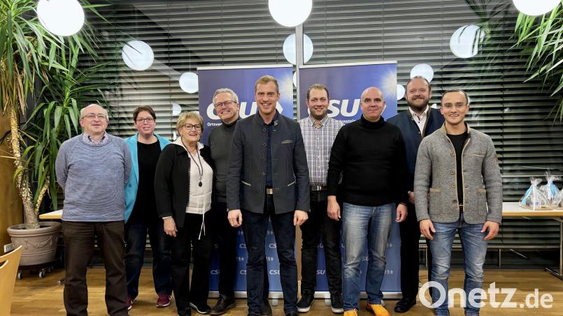 Diese Kandidaten stellen sich für die CSU als Kandidaten für die Kommunalwahl zur Verfügung. Mit auf dem Bild Landrat Andreas Meier (Zweiter von rechts). Bild: Benedikt Grimm/exb
