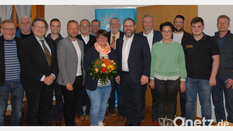 Die Kandidaten der Freien Wähler Schmidmühlen mit Bürgermeisterkandidat Daniel Sandner (vorne, Mitte) und seiner Ehefrau Iris. Bild: pop