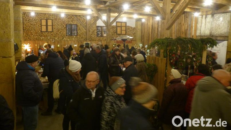 Nach einjähriger Pause erlebte die Weihnachts-Kunstausstellung am Freitag einen großen Ansturm. Bild: bk