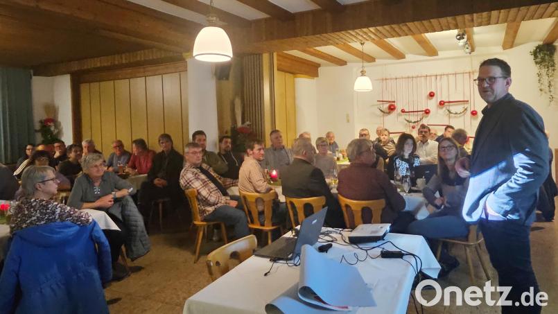 Bürgermeister Stephan Schübel referierte anlässlich der Pechbrunner Bürgerversammlung in einem restlos gefüllten Veranstaltungslokal. Bild: Michael Meier