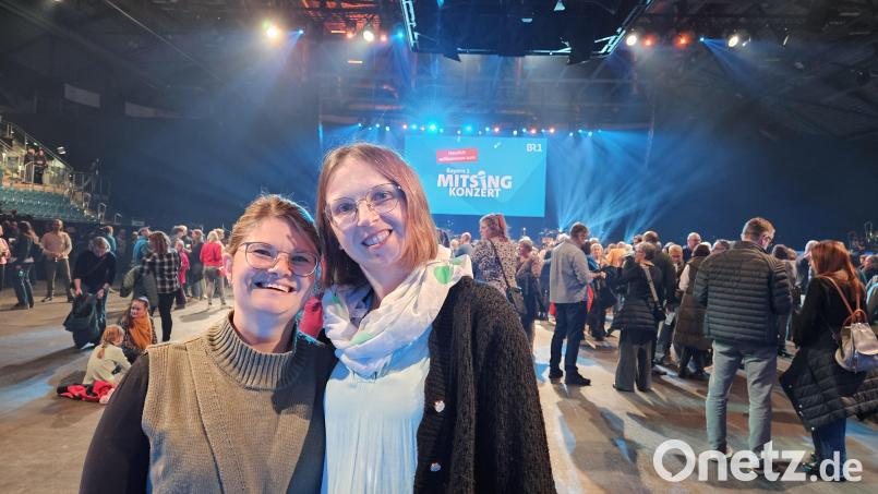 Sabrina Gebhard (links) und Irene Klier vor dem Mitsingkonzert. Die beiden Amberg-Sulzbacher sind nach Ingolstadt gefahren, um mit Tausenden anderen gemeinsam zu singen. Bild: Franziska Dotzler