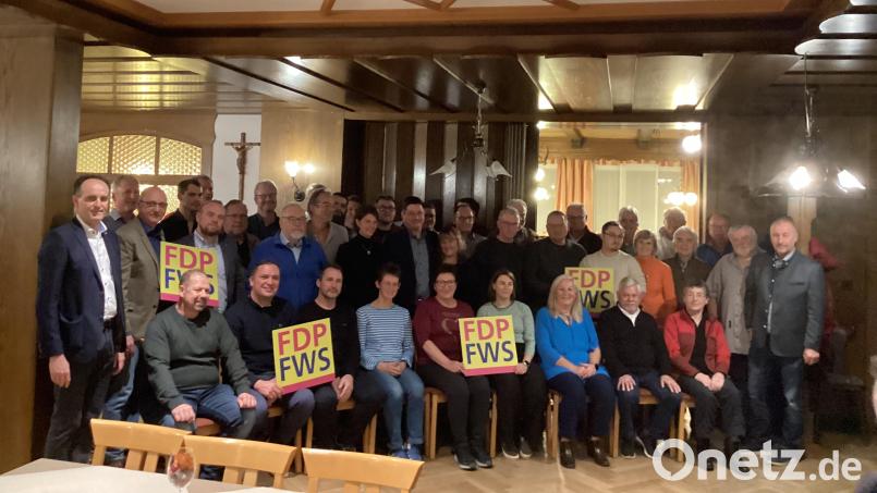 Die Kandidaten der FDP/FWS-Wahlliste zur Kreistagswahl mit ihrem Spitzenkandidaten Benjamin Hiltl (zweite Reihe, Sechster von links). Bild: Monika Ziegeler