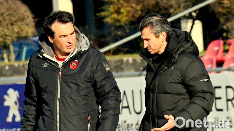 Es gab Diskussionsbedarf zwischen Michael Riester (rechts), dem Trainer der SpVgg SV Weiden, sowie Stefan Pröpster, dem Sportlichen Leiter des ASV Neumarkt. Die Bayernliga-Partie wurde am Samstag kurzfristig abgesagt. Bild: Werner Franken