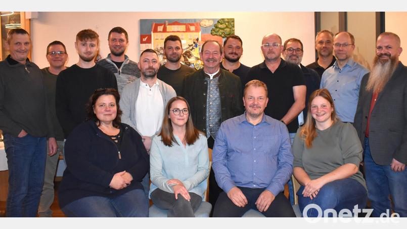 Bei der Aufstellungsversammlung der Freien Wähler wurden die Kandidaten für die Kommunalwahl im kommenden Jahr nominiert. Durch die Wahl führte Holger Götz (rechts). Bild: rgr