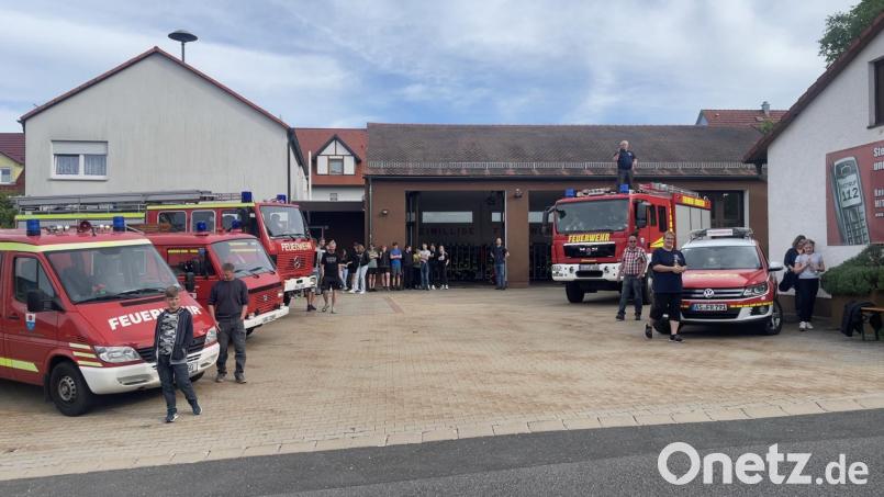 Das Königsteiner Feuerwehrhaus (hier eine Archivaufnahme von 2022) kann zeitgemäße Anforderungen nicht mehr erfüllen - auch Stellplätze für die Einsatzkräfte fehlen. Im Marktrat wurde dazu nun eine Machbarkeitsstudie zur Sanierung behandelt. Archivbild: lei