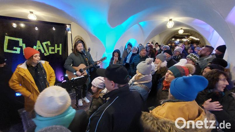 Durchkommen unmöglich: Das Duo "Gwasch" dirigiert den Weidener Chor am Durchgang des Alten Rathauses. Bild: Kunz