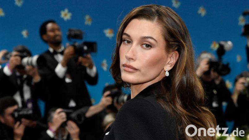 Hailey Bieber hatte eine weiß dekorierte Torte zum Geburtstag. (Archivbild) Bild: Evan Agostini/Invision/dpa