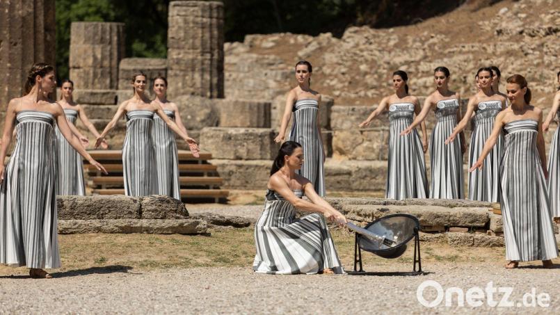 Wenn die Sonne nicht scheint, funktioniert es auch nicht mit der Entzündung des olympischen Feuers unter freiem Himmel. (Archivbild) Bild: Socrates Baltagiannis/dpa