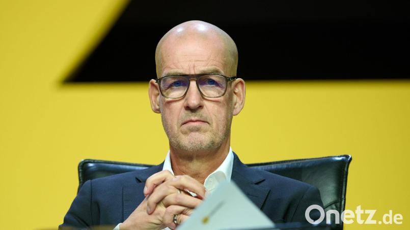 Bedröppelte Miene bei BVB-Geschäftsführer Carsten Cramer wegen des Wahlergebnisses für den neuen Vereinspräsidenten Hans-Joachim Watzke. Bild: Bernd Thissen/dpa