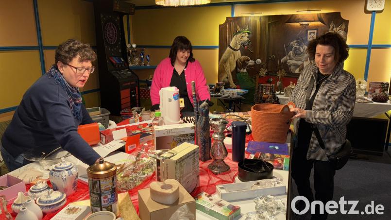 Ein Flohmarkt umrahmte heuer den Strickwarenverkauf und erwirtschaftete ein respektables Ergebnis. Bild: ge